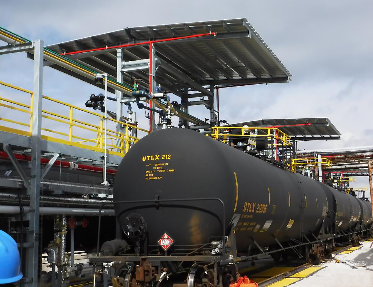 loading-platform-with-canopy-for-tanker-railcars.jpg